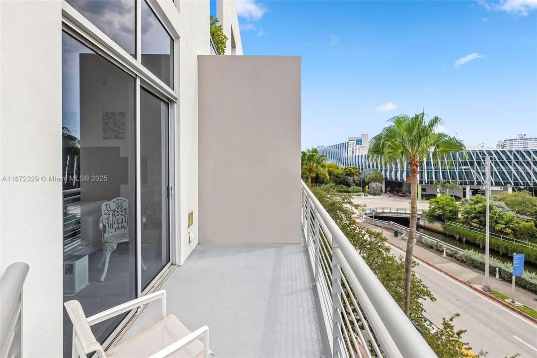 For Sale: $699,000 (1 beds, 1 baths, 966 Square Feet)