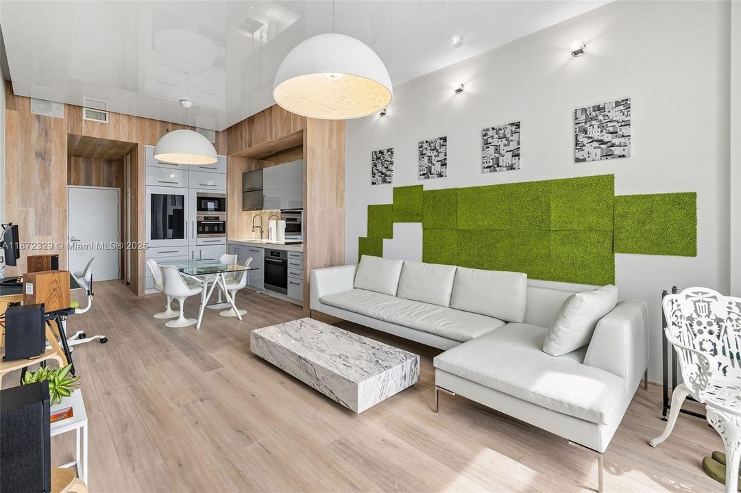 For Sale: $699,000 (1 beds, 1 baths, 966 Square Feet)