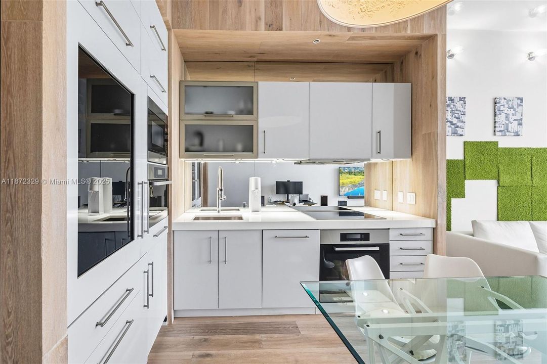 For Sale: $699,000 (1 beds, 1 baths, 966 Square Feet)