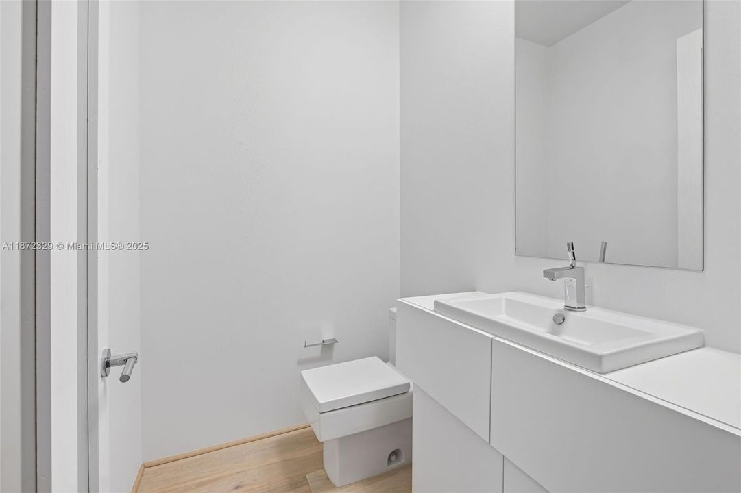 For Sale: $699,000 (1 beds, 1 baths, 966 Square Feet)