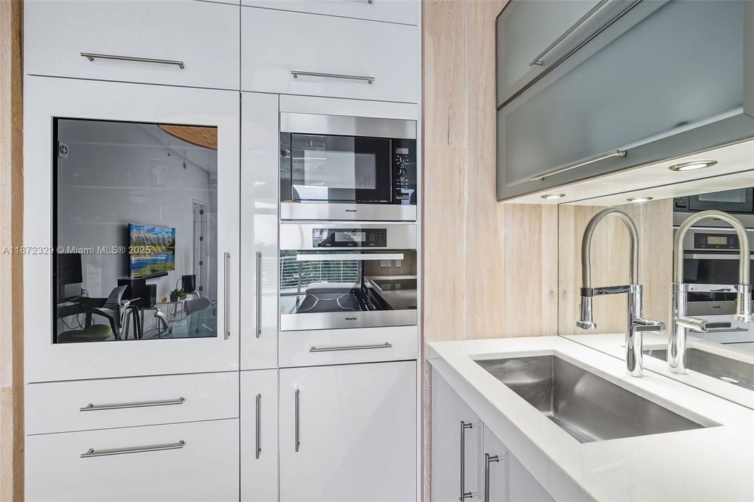 For Sale: $699,000 (1 beds, 1 baths, 966 Square Feet)