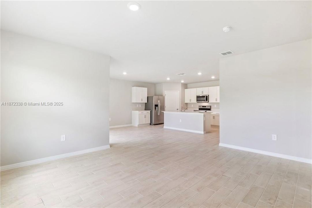 Recently Rented: $2,400 (4 beds, 2 baths, 1828 Square Feet)