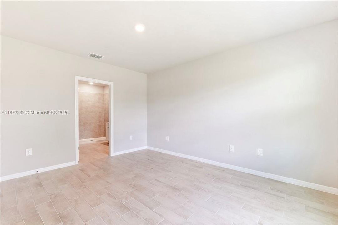 Recently Rented: $2,400 (4 beds, 2 baths, 1828 Square Feet)