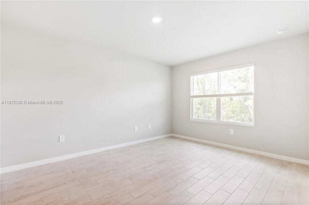 Recently Rented: $2,400 (4 beds, 2 baths, 1828 Square Feet)