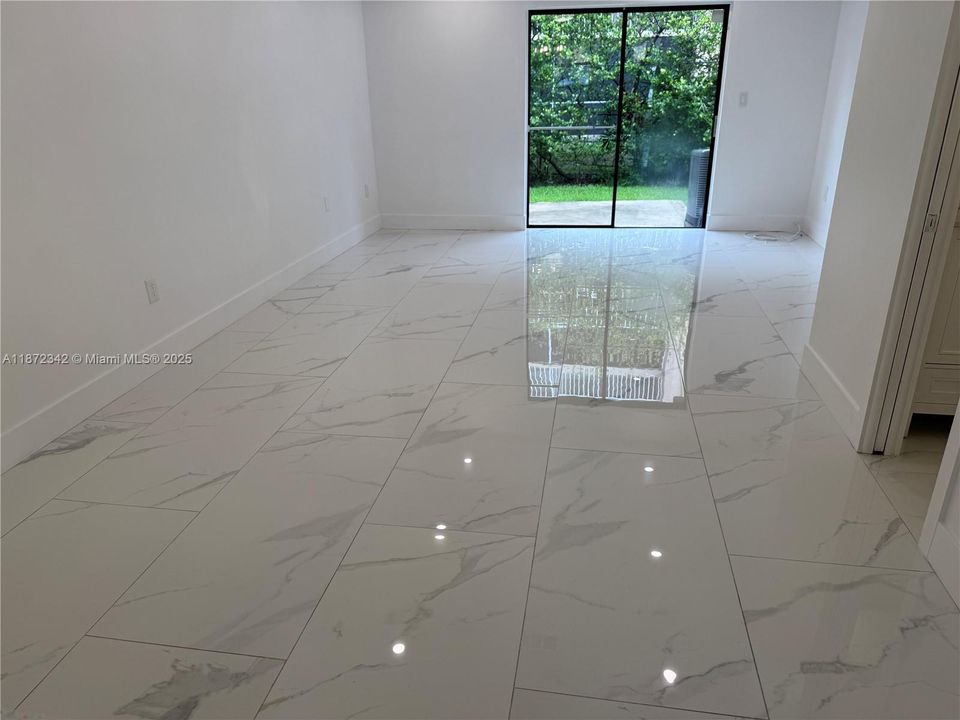 合同活跃: $295,000 (2 贝兹, 1 浴室, 1076 平方英尺)