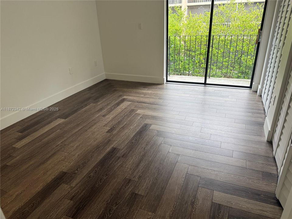 合同活跃: $295,000 (2 贝兹, 1 浴室, 1076 平方英尺)