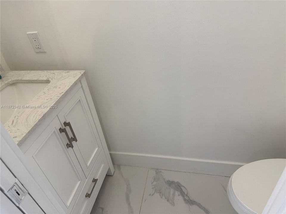 合同活跃: $295,000 (2 贝兹, 1 浴室, 1076 平方英尺)