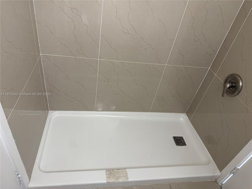 合同活跃: $295,000 (2 贝兹, 1 浴室, 1076 平方英尺)