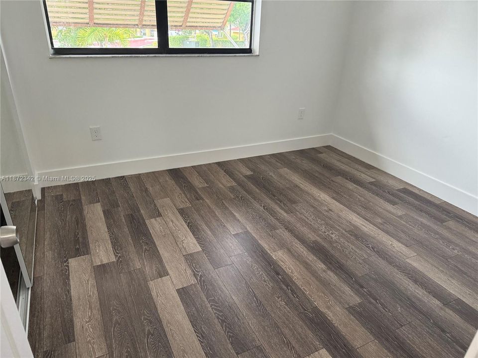 合同活跃: $295,000 (2 贝兹, 1 浴室, 1076 平方英尺)