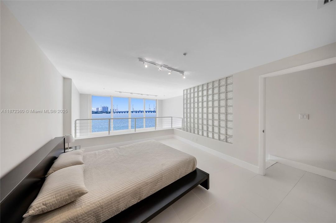 Recently Rented: $4,700 (2 beds, 2 baths, 1467 Square Feet)