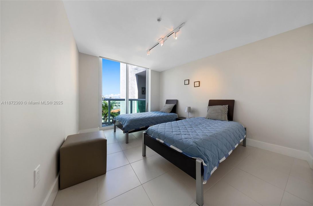 Recently Rented: $4,700 (2 beds, 2 baths, 1467 Square Feet)