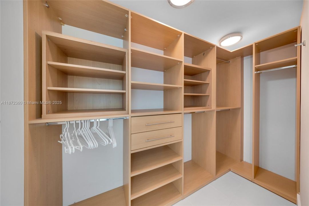 Recently Rented: $4,700 (2 beds, 2 baths, 1467 Square Feet)