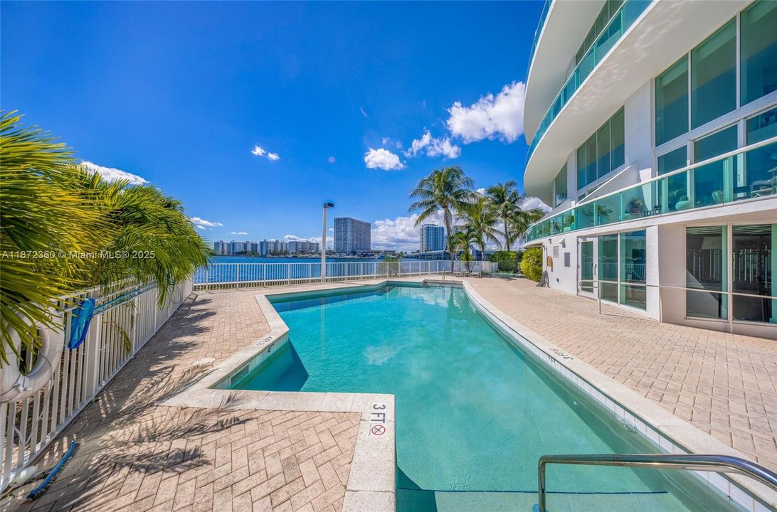 Recently Rented: $4,700 (2 beds, 2 baths, 1467 Square Feet)