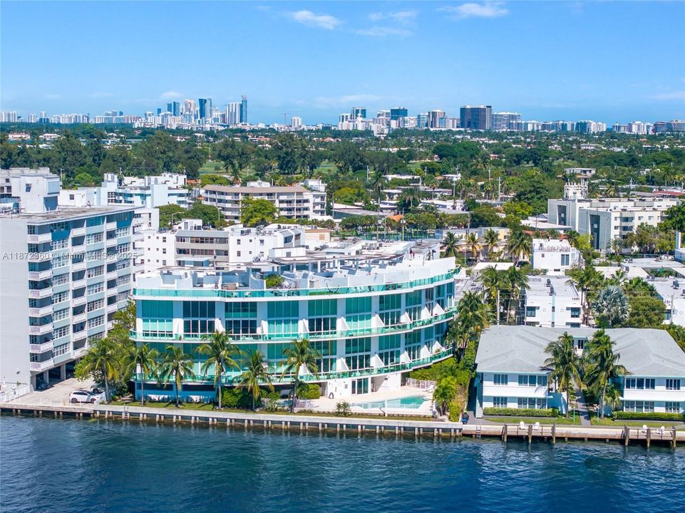 Recently Rented: $4,700 (2 beds, 2 baths, 1467 Square Feet)