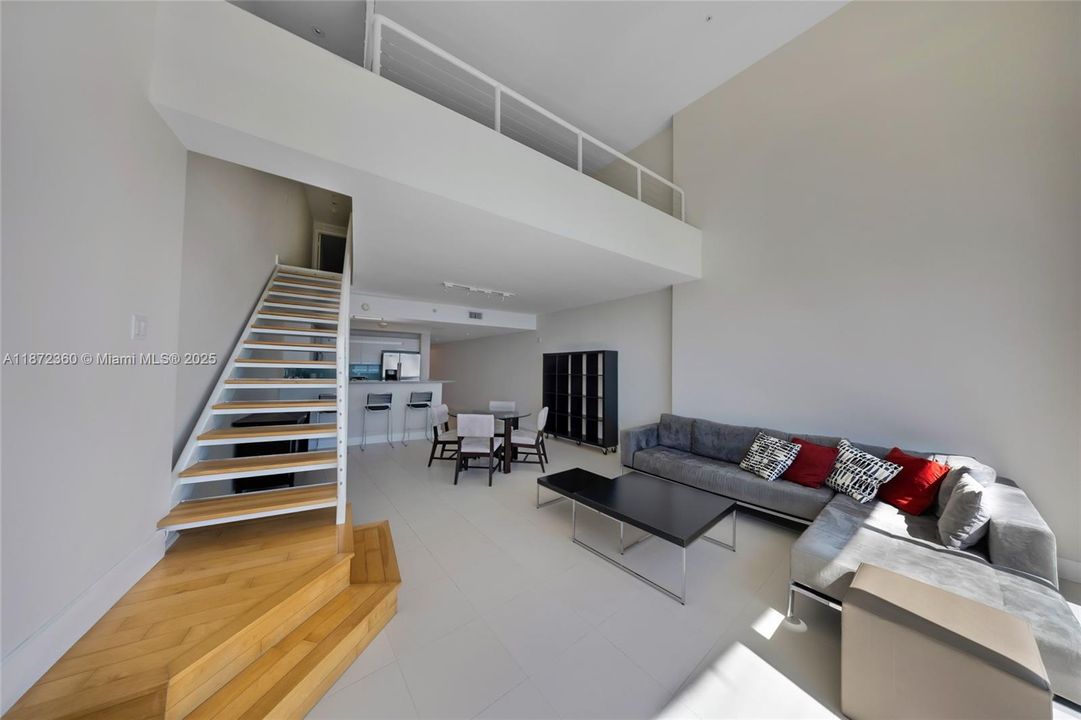 Recently Rented: $4,700 (2 beds, 2 baths, 1467 Square Feet)