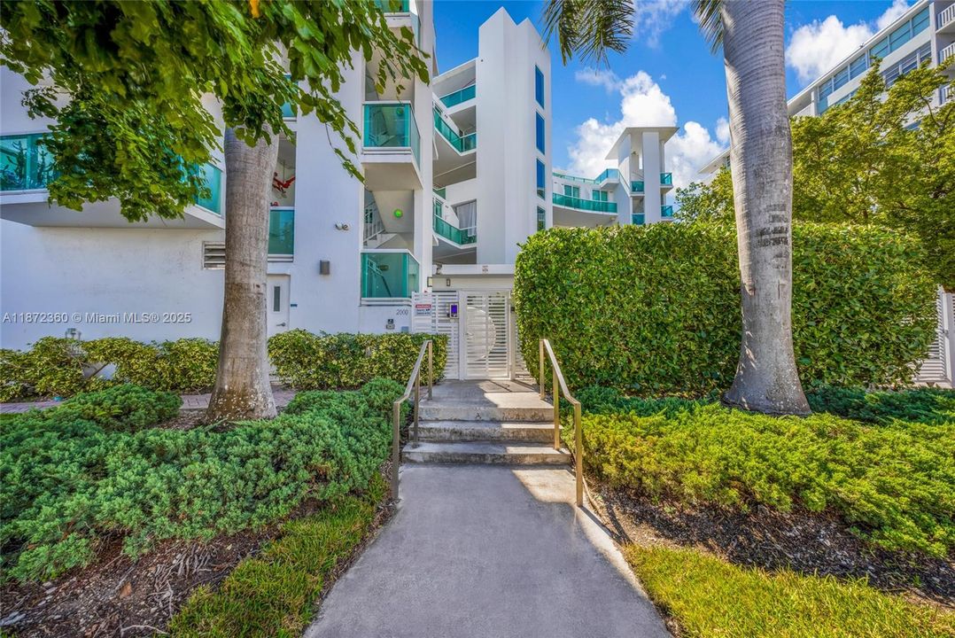 Recently Rented: $4,700 (2 beds, 2 baths, 1467 Square Feet)