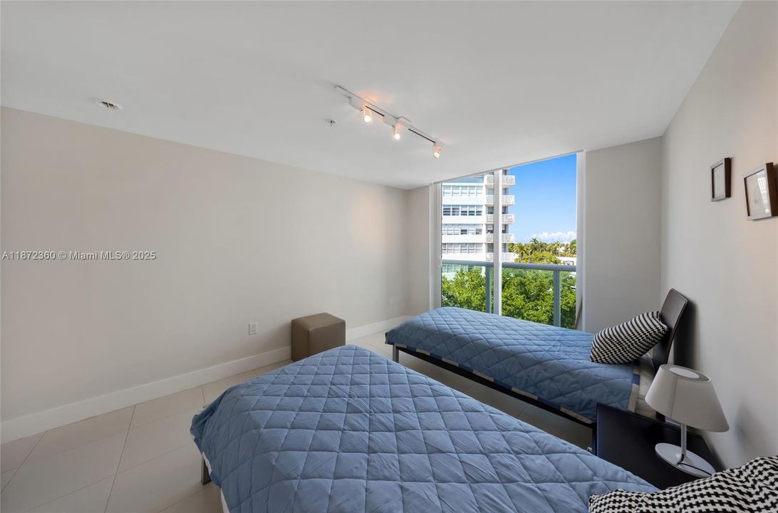 Recently Rented: $4,700 (2 beds, 2 baths, 1467 Square Feet)