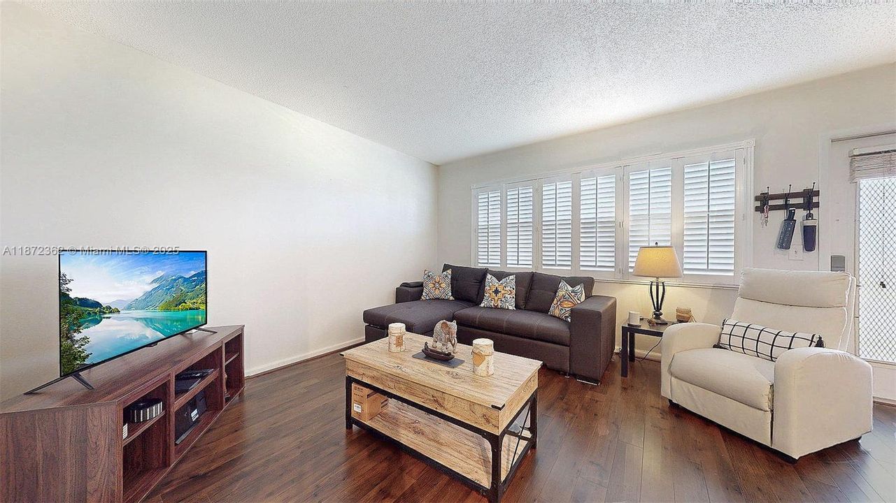 Activo con contrato: $1,500 (1 camas, 1 baños, 738 Pies cuadrados)