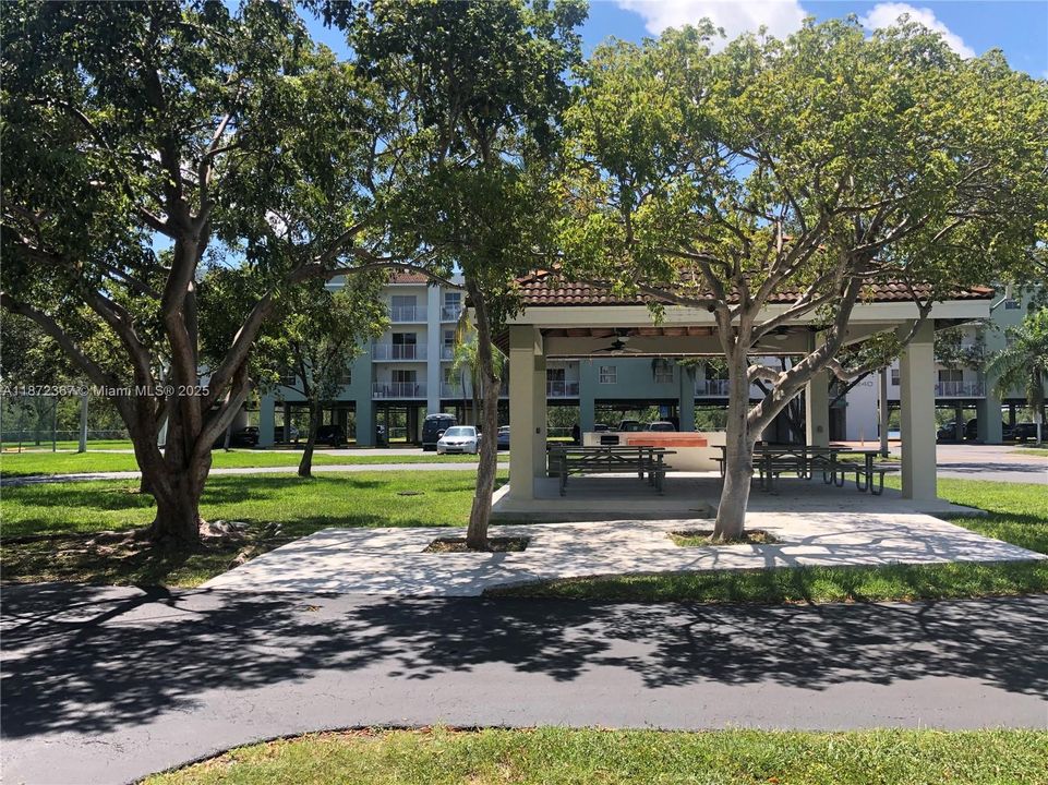 For Rent: $2,200 (2 beds, 2 baths, 980 Square Feet)