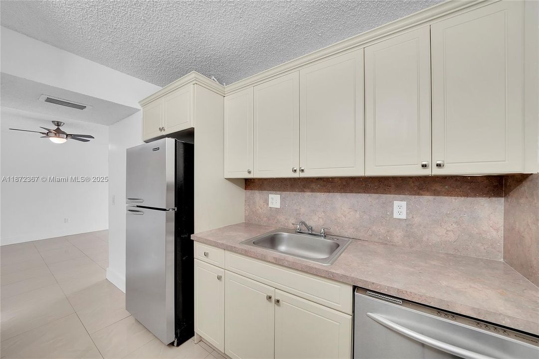 For Rent: $2,200 (2 beds, 2 baths, 980 Square Feet)