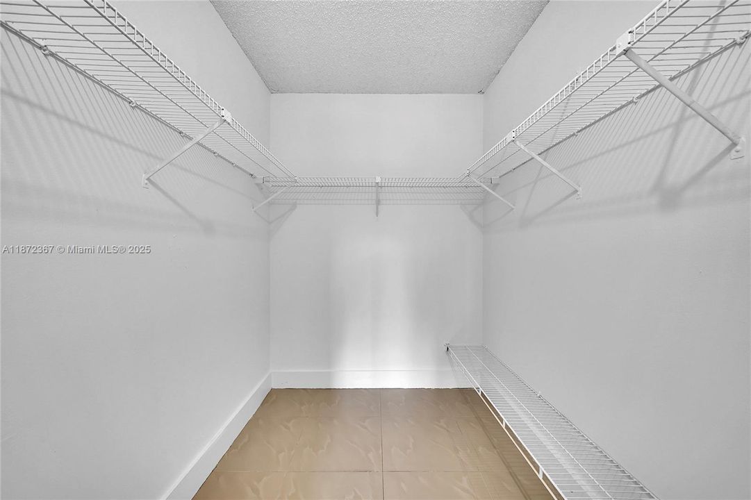 For Rent: $2,200 (2 beds, 2 baths, 980 Square Feet)