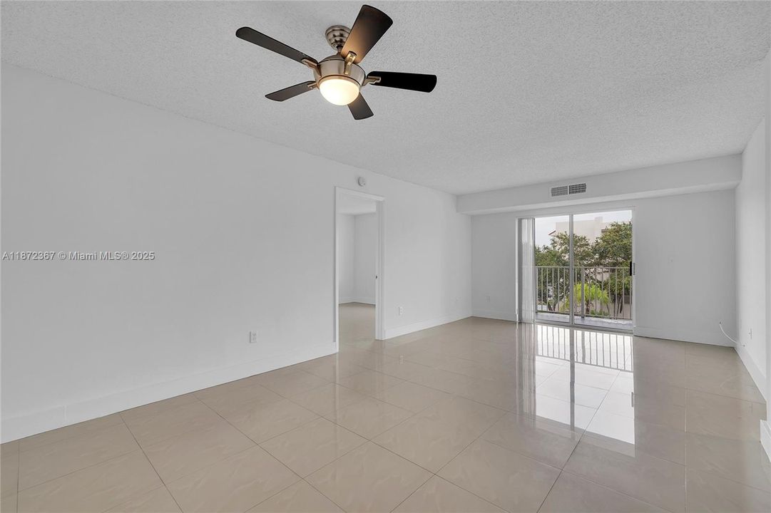 For Rent: $2,200 (2 beds, 2 baths, 980 Square Feet)