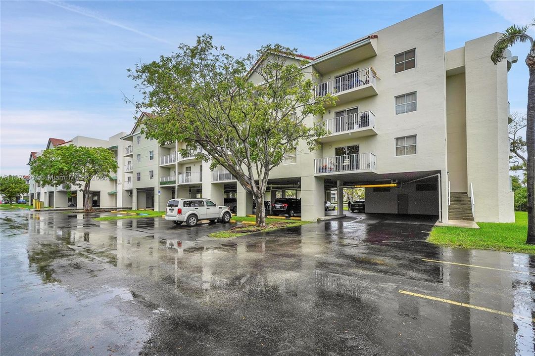 For Rent: $2,200 (2 beds, 2 baths, 980 Square Feet)