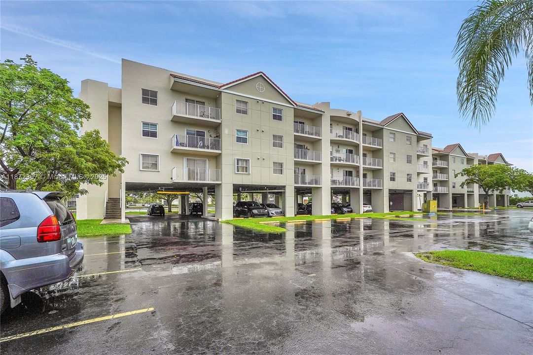 For Rent: $2,200 (2 beds, 2 baths, 980 Square Feet)