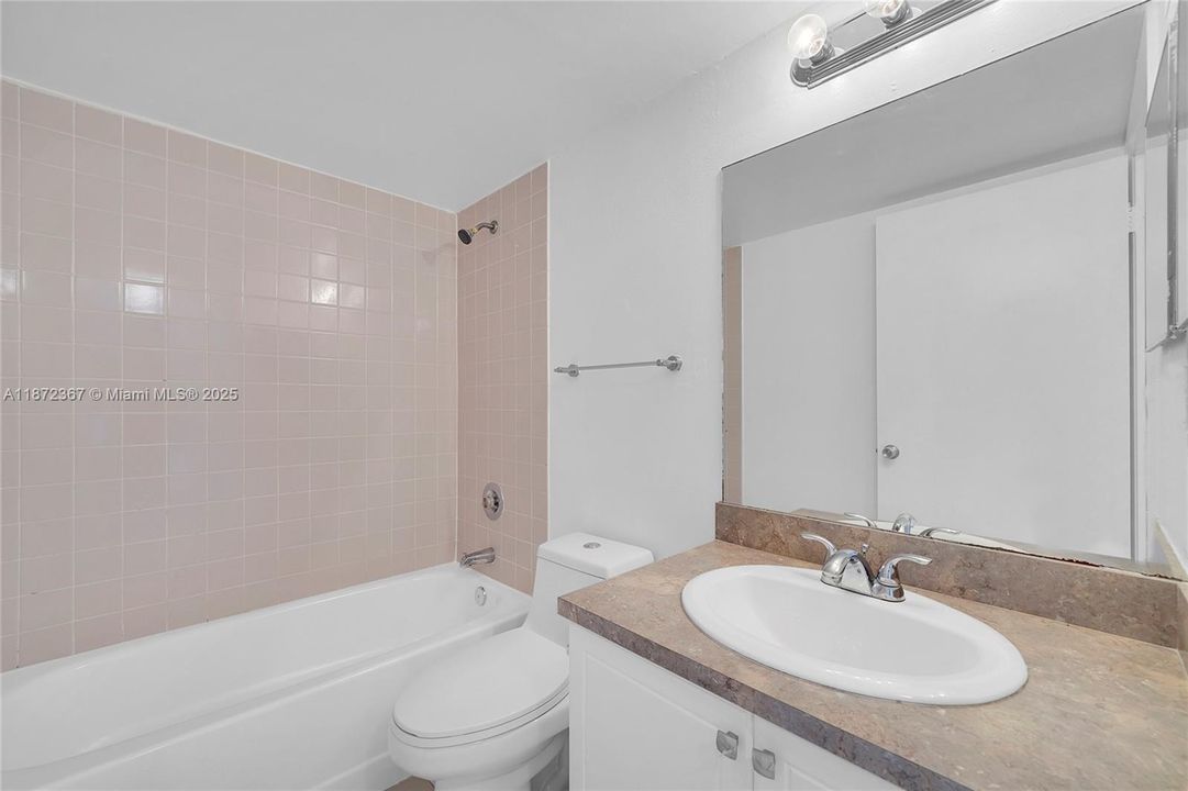 For Rent: $2,200 (2 beds, 2 baths, 980 Square Feet)