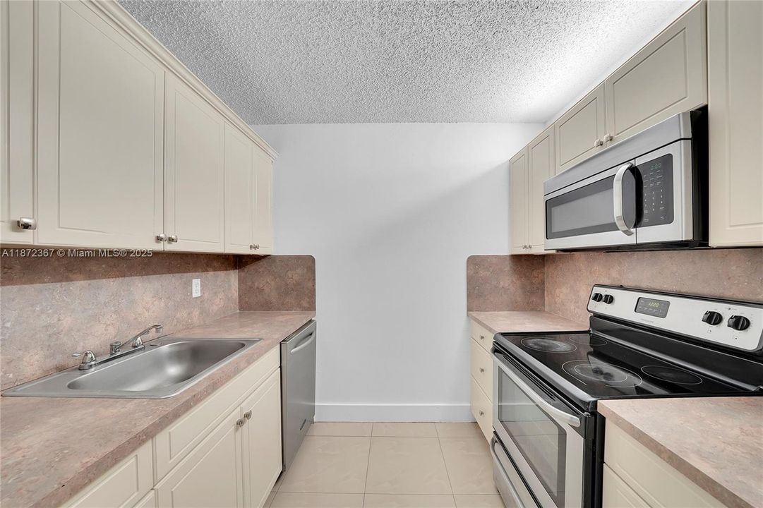 For Rent: $2,200 (2 beds, 2 baths, 980 Square Feet)