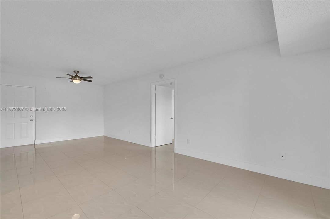 For Rent: $2,200 (2 beds, 2 baths, 980 Square Feet)