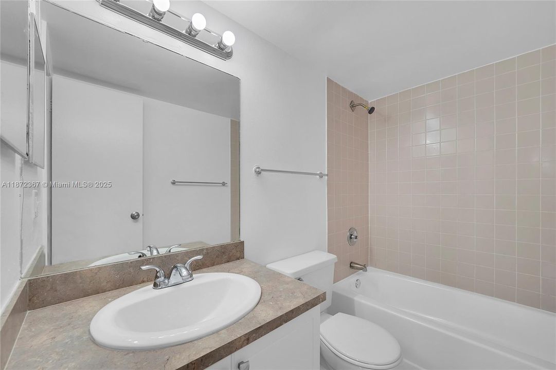 For Rent: $2,200 (2 beds, 2 baths, 980 Square Feet)