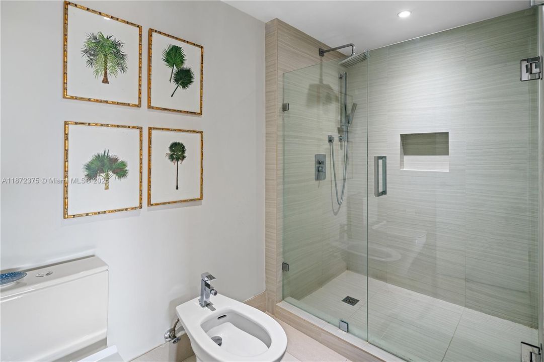 Vendido Recientemente: $2,250,000 (3 camas, 3 baños, 2155 Pies cuadrados)