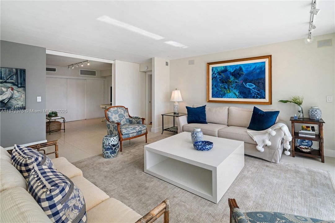 Vendido Recientemente: $2,250,000 (3 camas, 3 baños, 2155 Pies cuadrados)