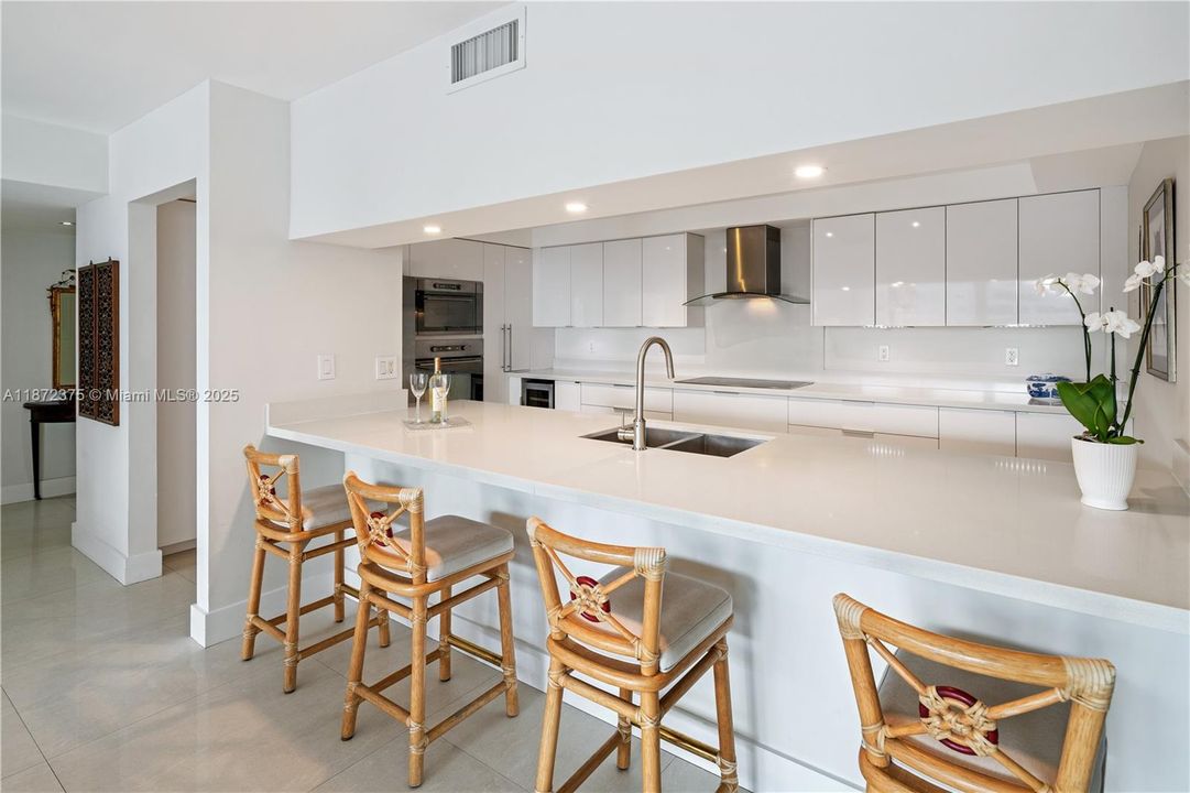 Vendido Recientemente: $2,250,000 (3 camas, 3 baños, 2155 Pies cuadrados)