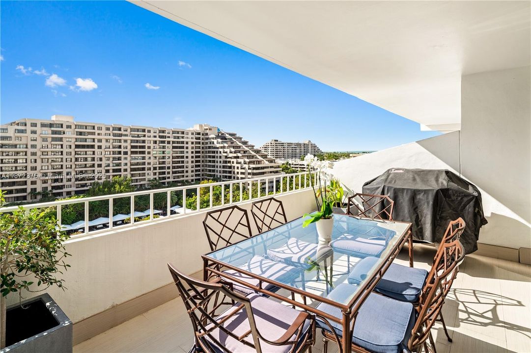 Vendido Recientemente: $2,250,000 (3 camas, 3 baños, 2155 Pies cuadrados)