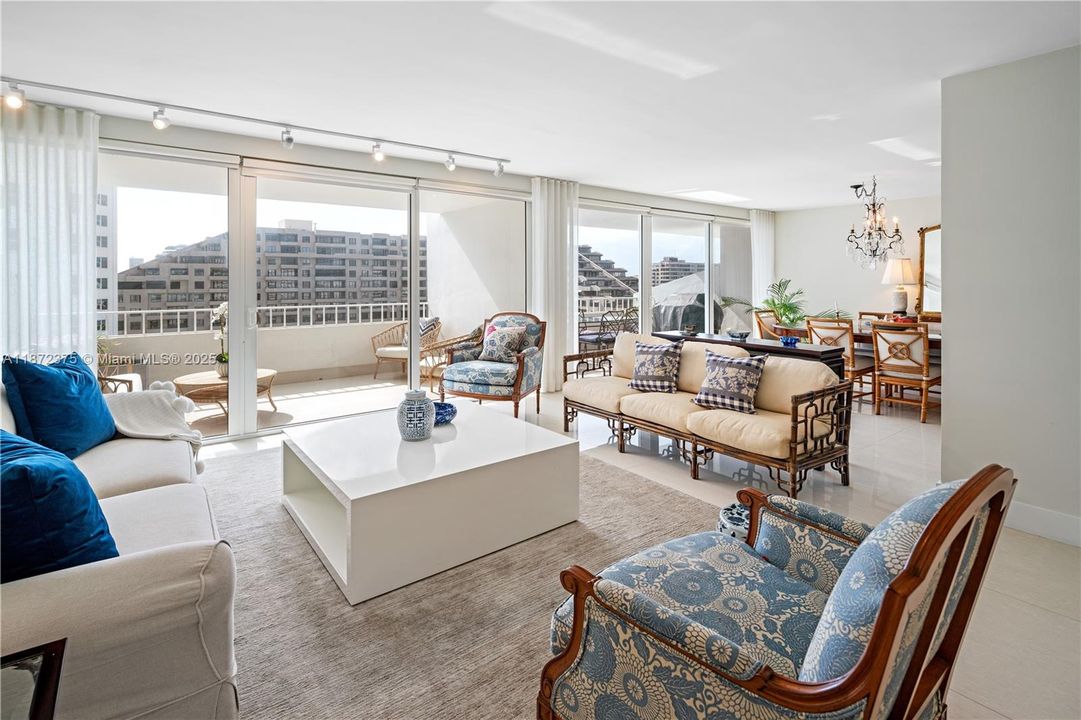 Vendido Recientemente: $2,250,000 (3 camas, 3 baños, 2155 Pies cuadrados)