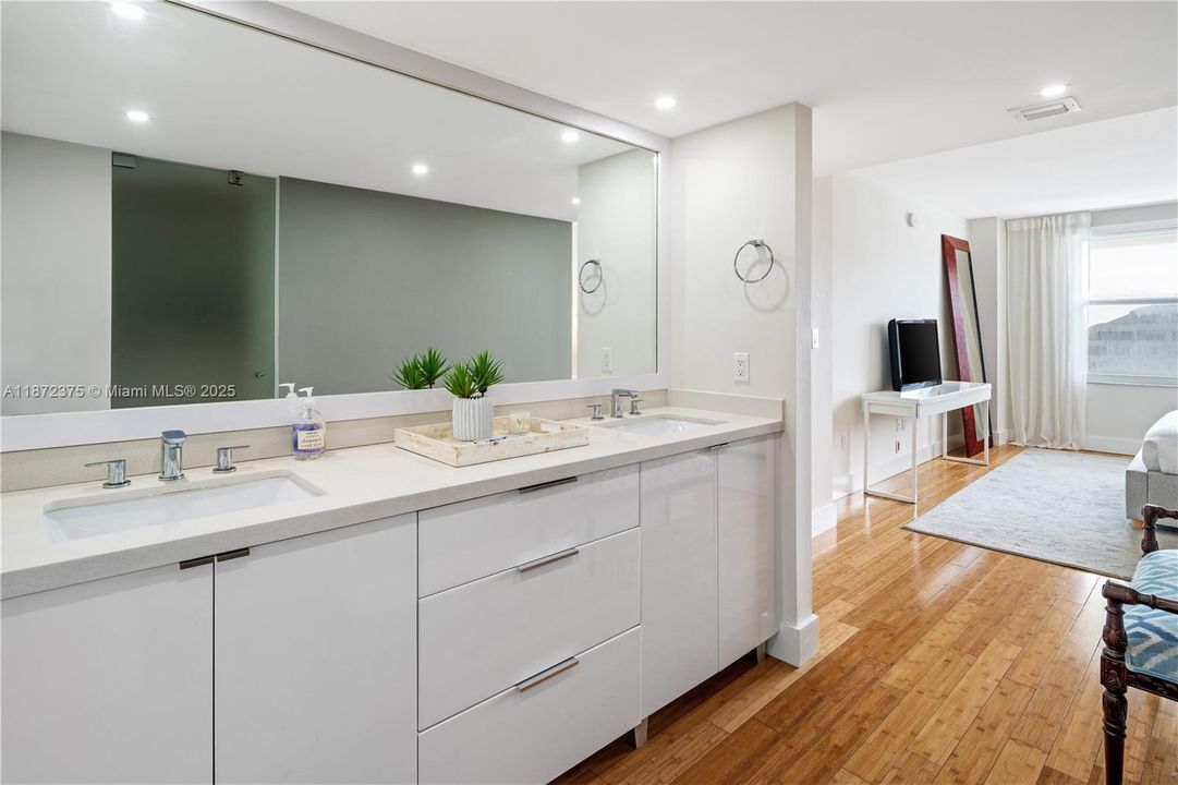 Vendido Recientemente: $2,250,000 (3 camas, 3 baños, 2155 Pies cuadrados)