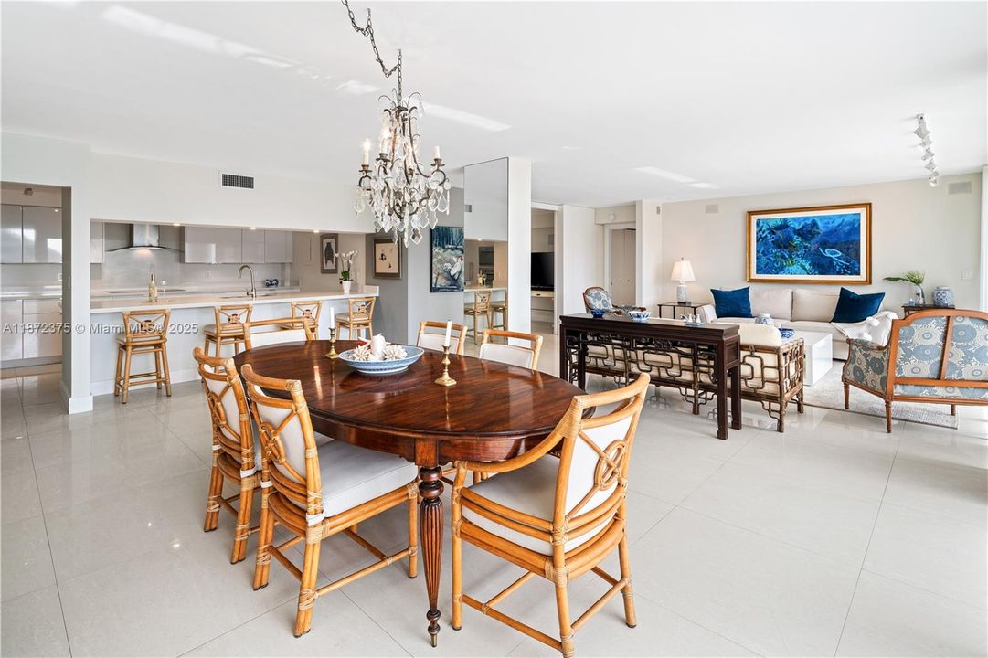 Vendido Recientemente: $2,250,000 (3 camas, 3 baños, 2155 Pies cuadrados)