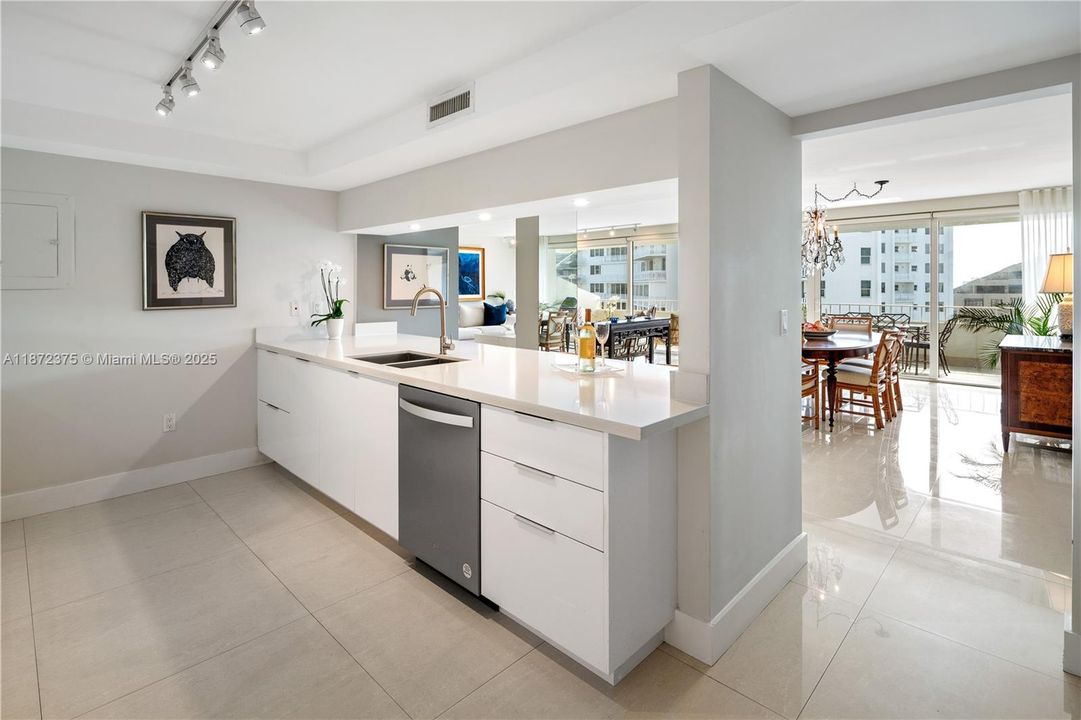 Vendido Recientemente: $2,250,000 (3 camas, 3 baños, 2155 Pies cuadrados)