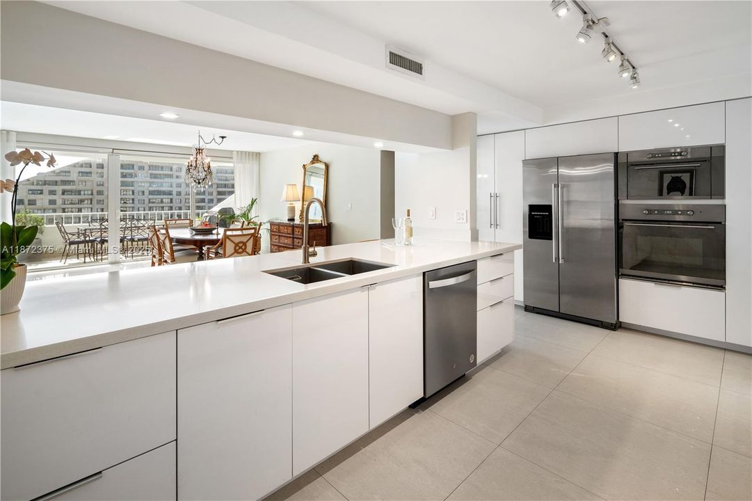 Vendido Recientemente: $2,250,000 (3 camas, 3 baños, 2155 Pies cuadrados)