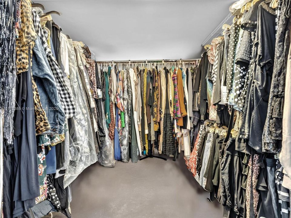 For Sale: $139,000 (1 beds, 2 baths, 1002 Square Feet)