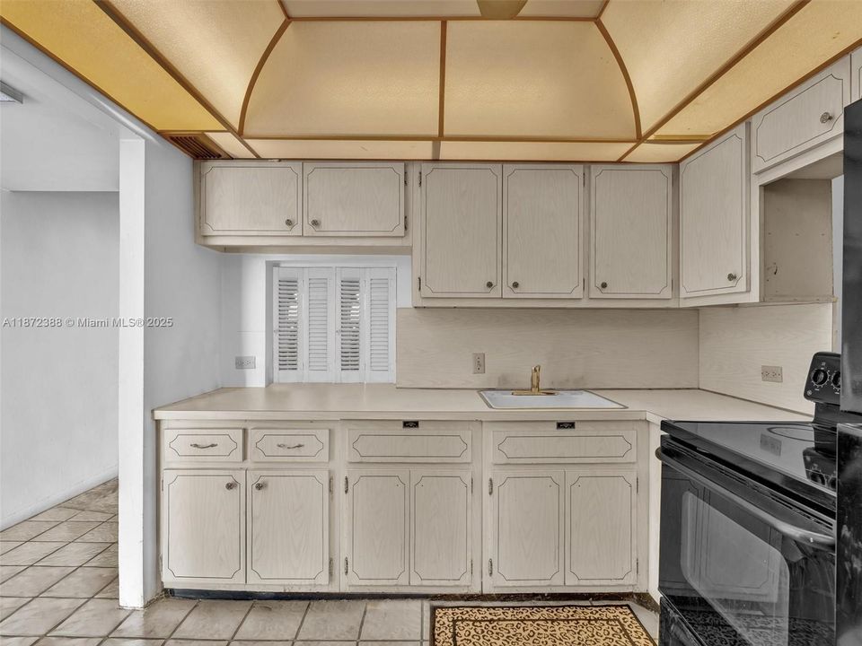 For Sale: $139,000 (1 beds, 2 baths, 1002 Square Feet)