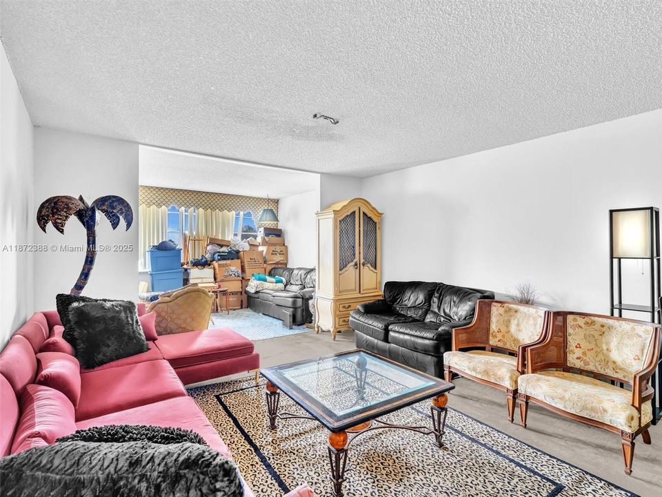 For Sale: $139,000 (1 beds, 2 baths, 1002 Square Feet)