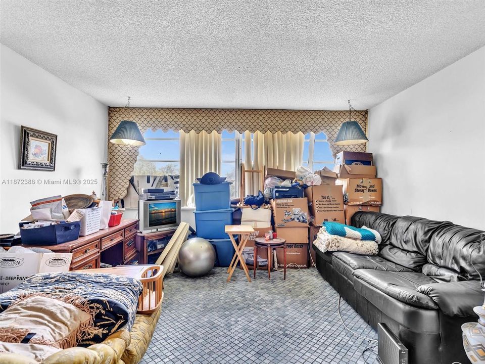 For Sale: $139,000 (1 beds, 2 baths, 1002 Square Feet)