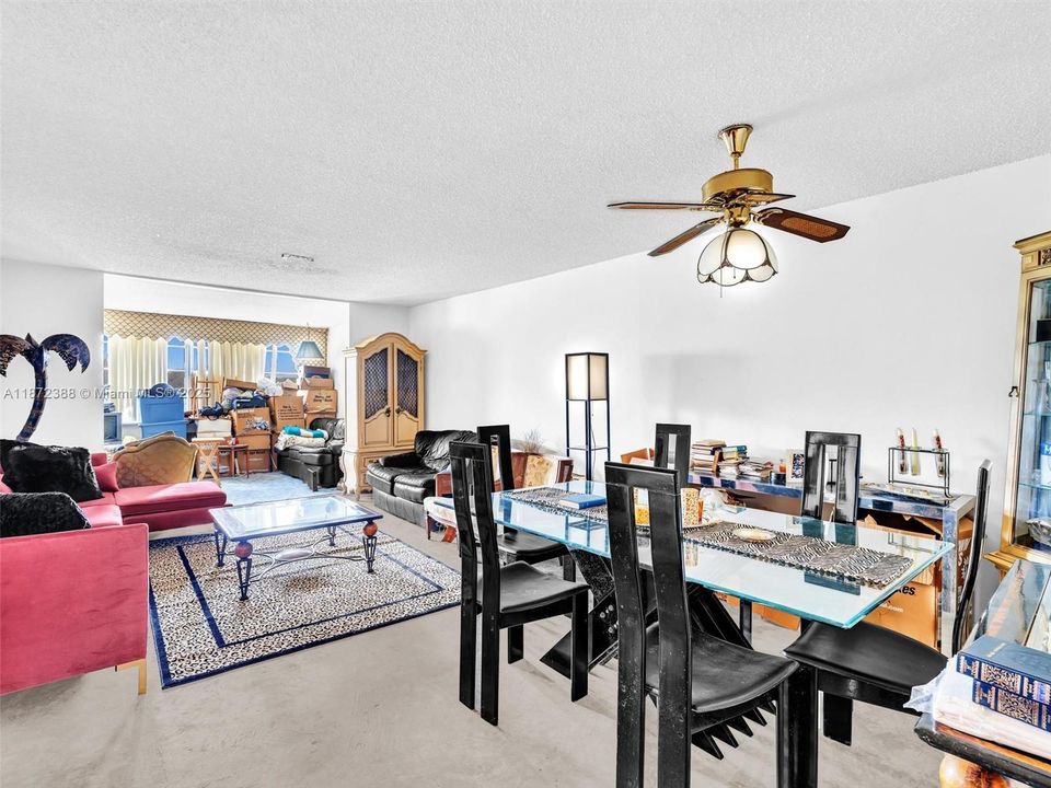 For Sale: $139,000 (1 beds, 2 baths, 1002 Square Feet)