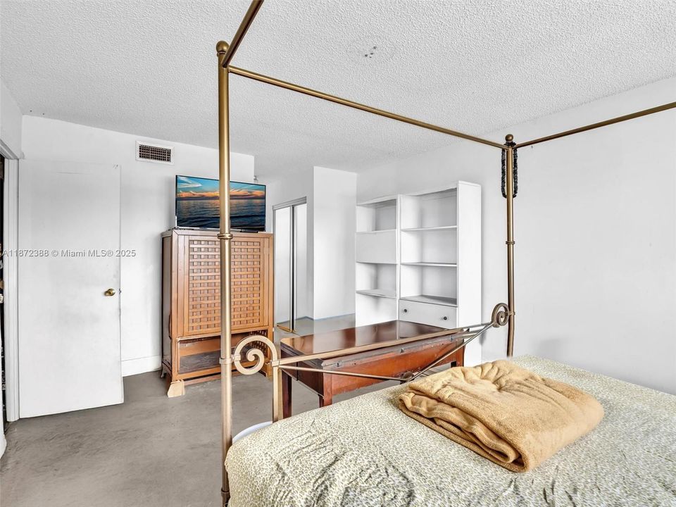 For Sale: $139,000 (1 beds, 2 baths, 1002 Square Feet)