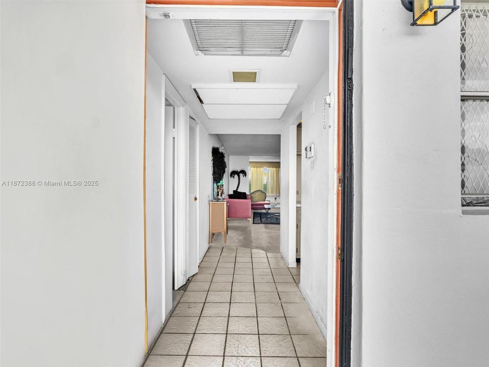 For Sale: $139,000 (1 beds, 2 baths, 1002 Square Feet)