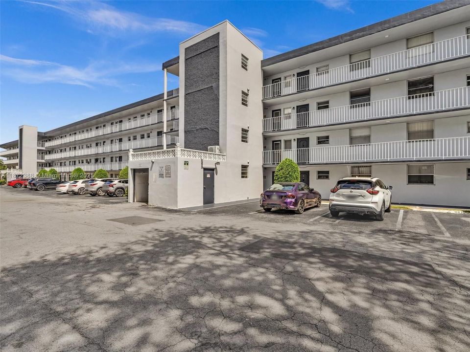 For Sale: $139,000 (1 beds, 2 baths, 1002 Square Feet)