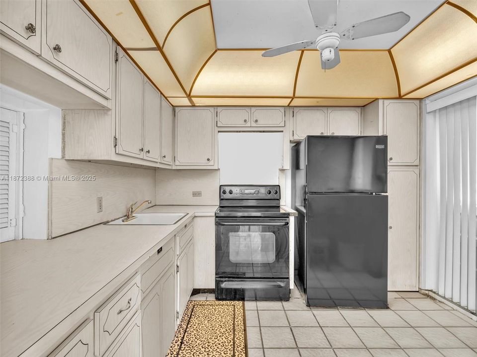 For Sale: $139,000 (1 beds, 2 baths, 1002 Square Feet)